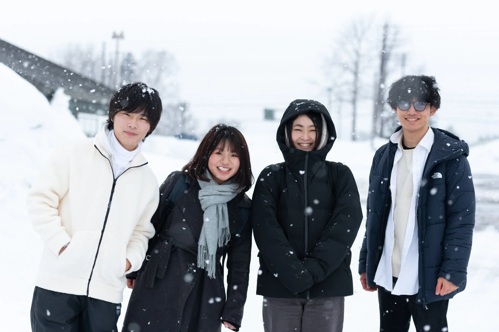 雪の中で楽しむ学生たち