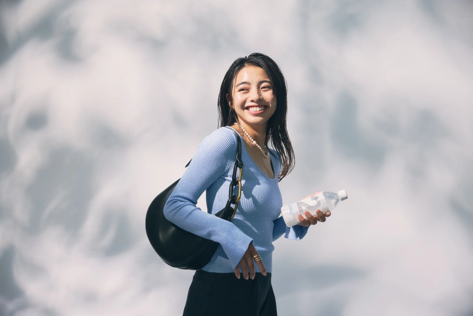 屋外でセラミドウォーターを飲む女性