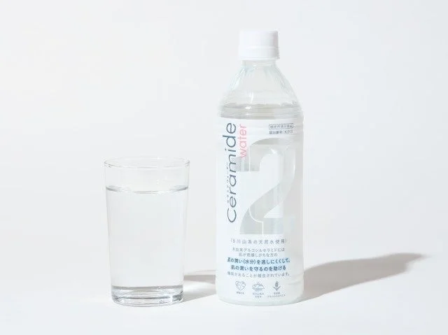セラミドウォーターボトルとグラス