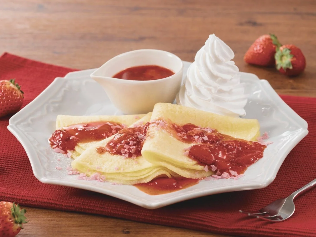 苺ソースをかけたクレープ