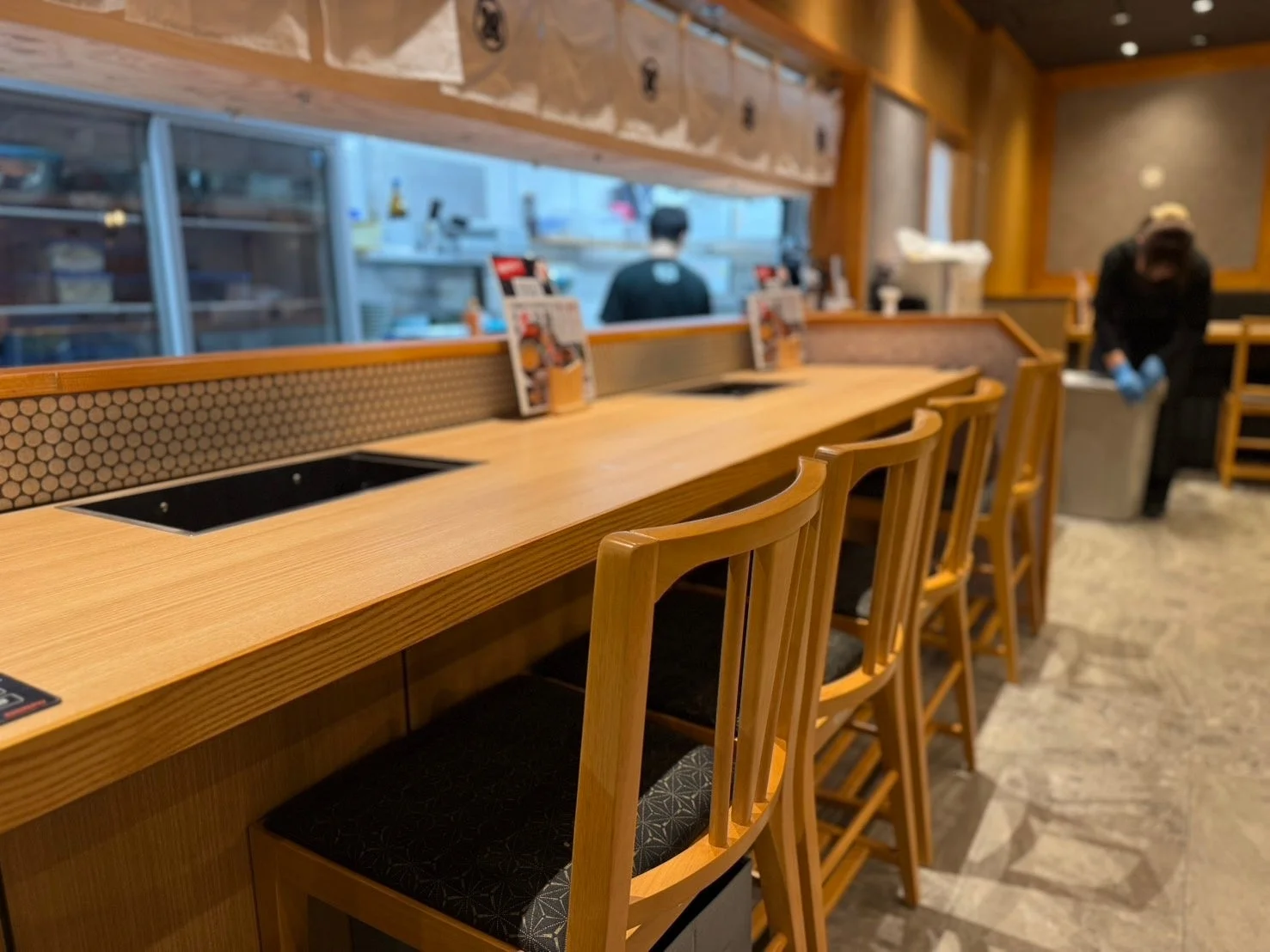 厨房が見えるカウンター席