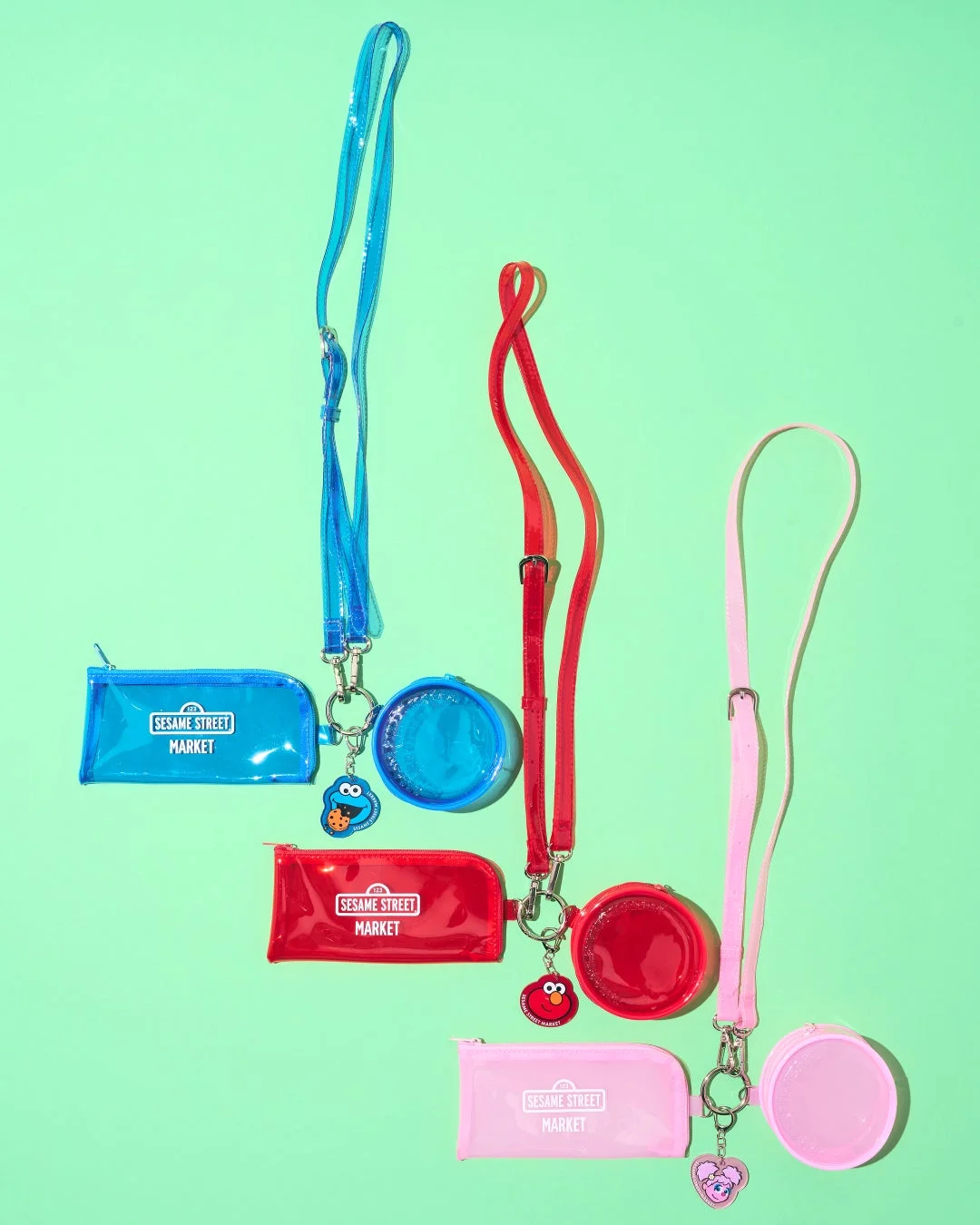 青、赤、ピンクのセサミストリートのクリア素材のポーチとコインケース、キャラクターのキーホルダー