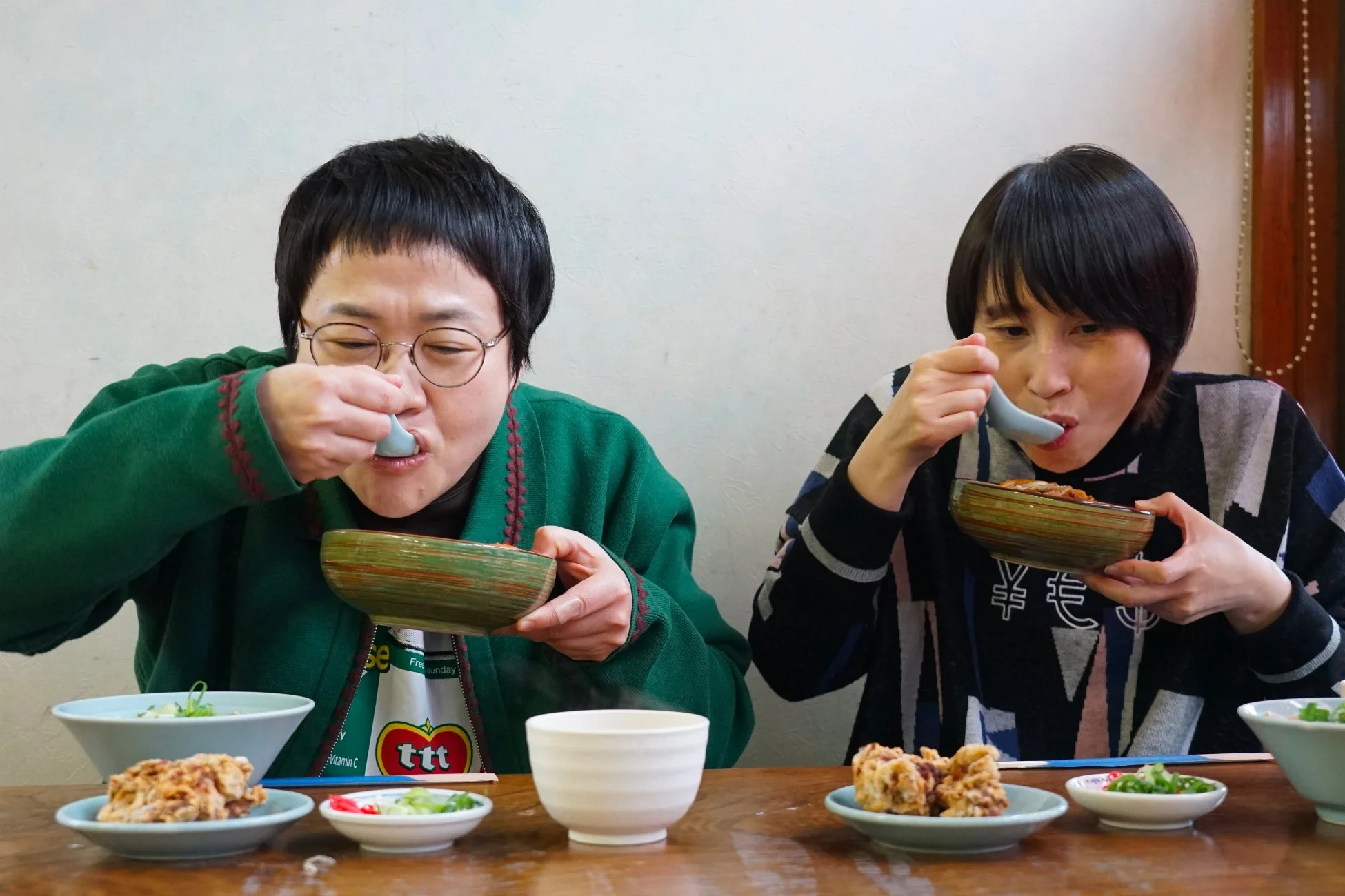 ハリセンボンが焼豚玉子飯を食べる様子