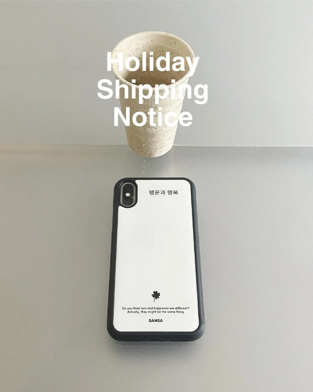 クローバーデザインのスマホケースとコップ