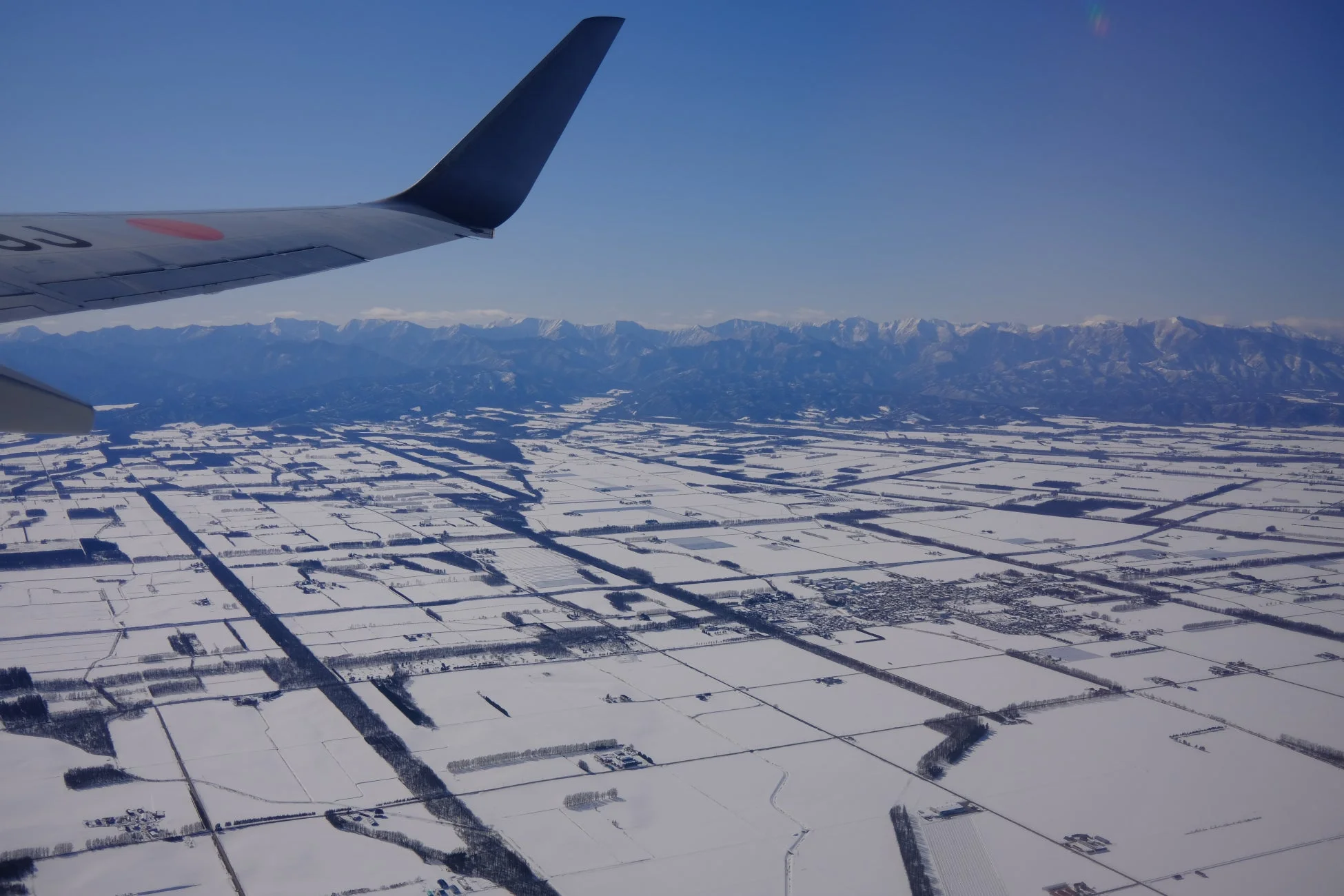 飛行機の翼と雪景色