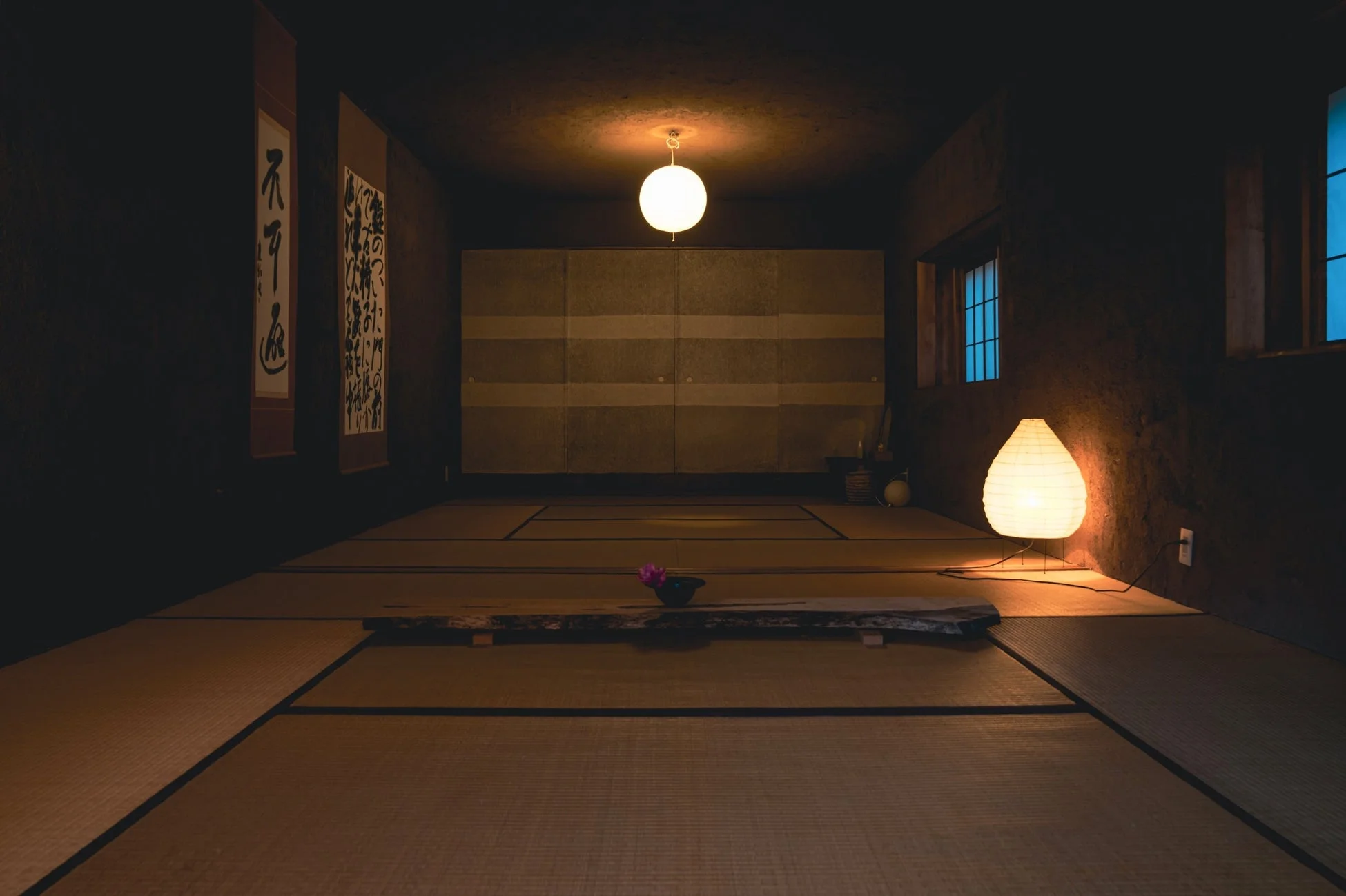 畳と書道掛け軸のある和室