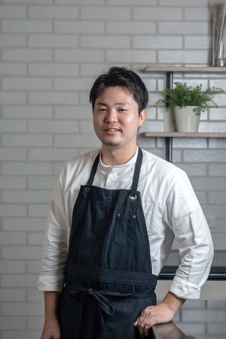 笑顔で立つ森シェフ