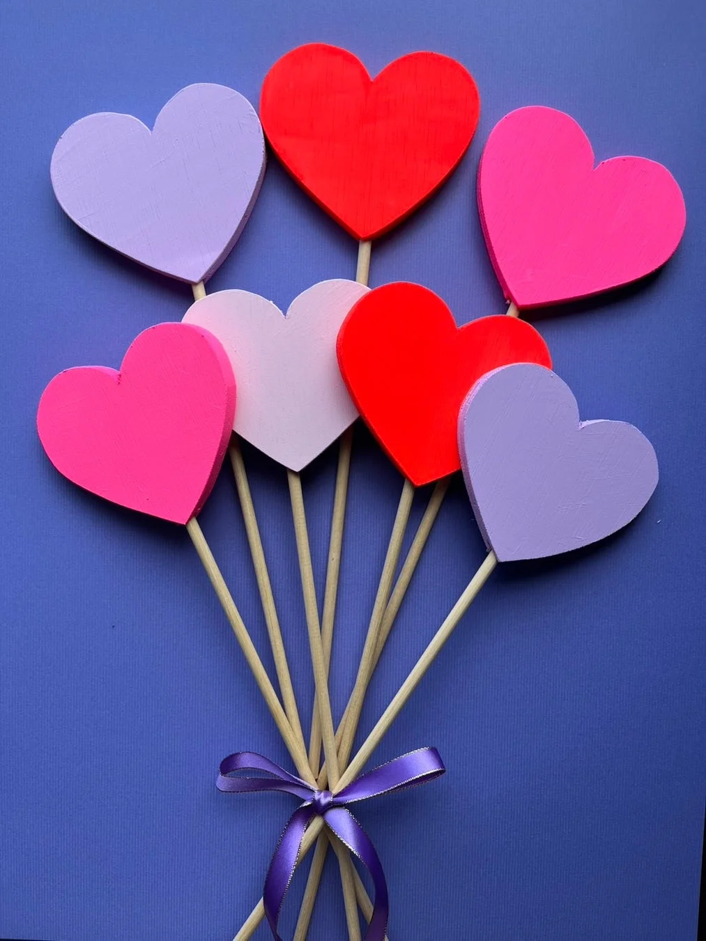 ハート型の飾りが束ねられた様子