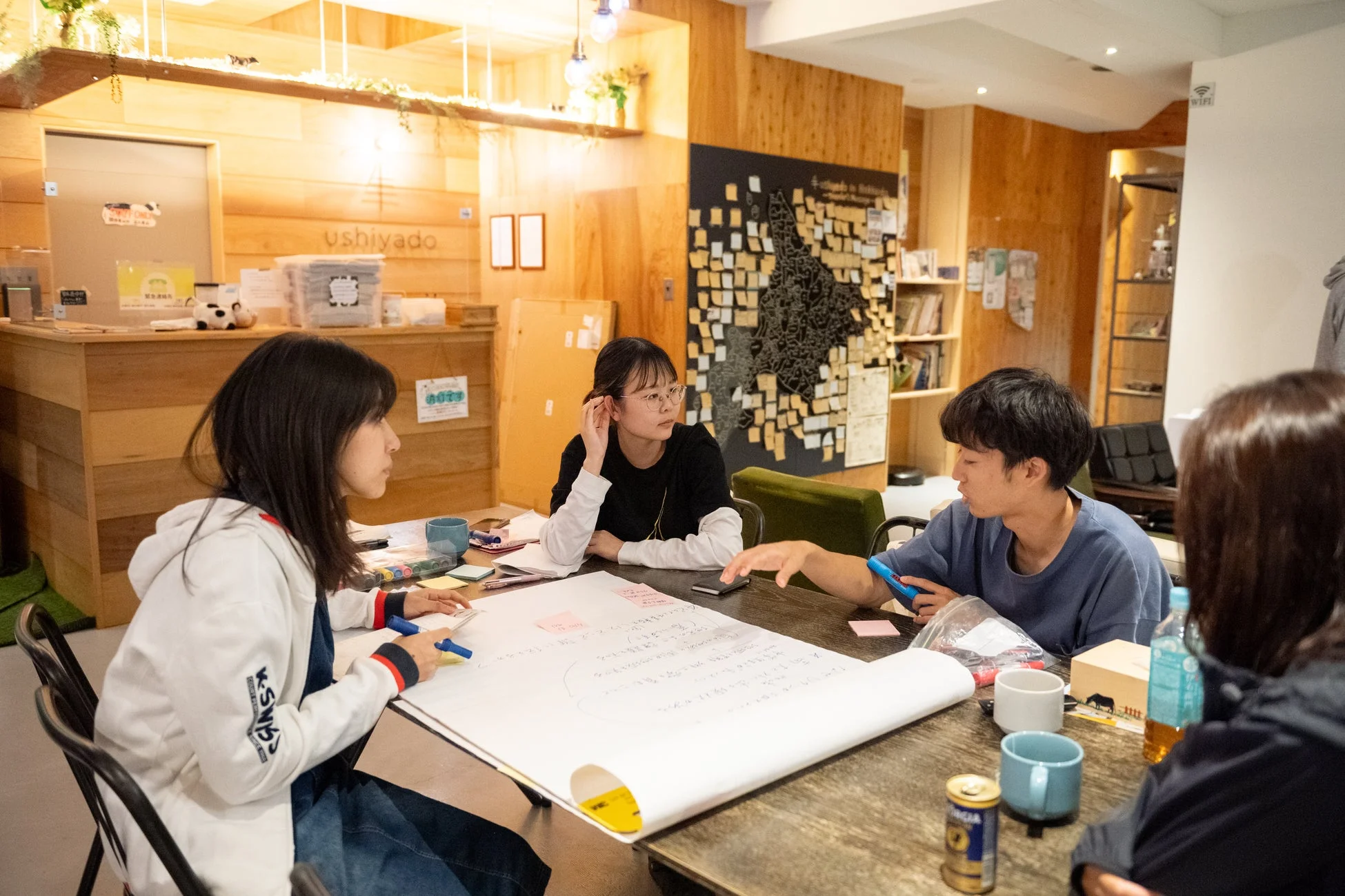 室内で話し合う学生たち