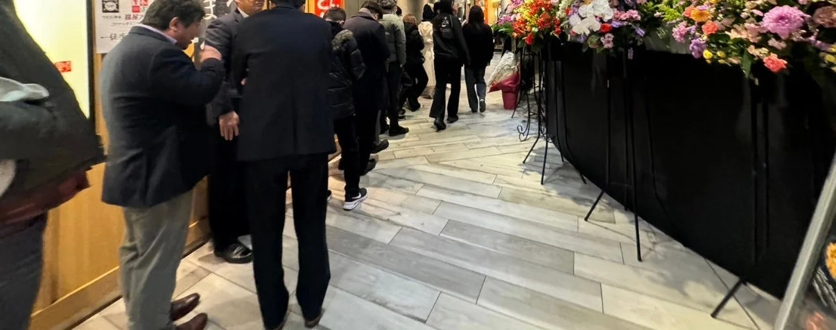 多くのお客様が列をなす様子