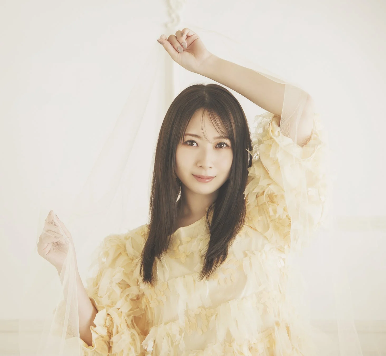 黄色のドレスを着用した高柳明音さん