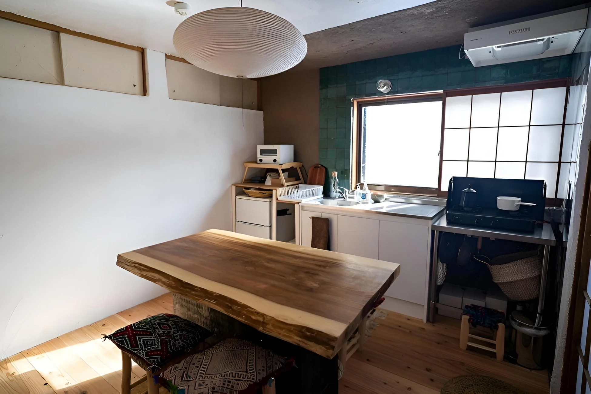 自然な木目のテーブルが特徴のキッチンダイニング