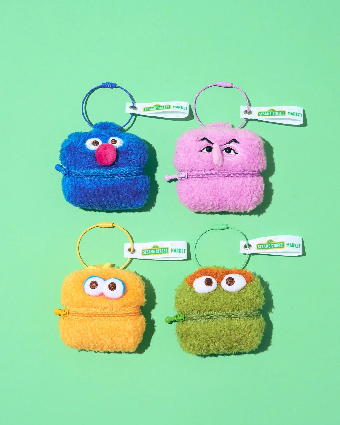 セサミストリートのキャラクターを模した、カラフルでふわふわのミニポーチ4点