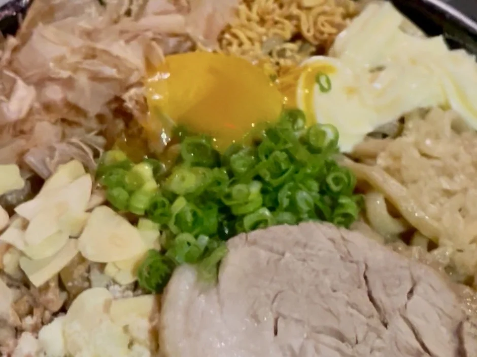 豪華に盛り付けられたまぜそば