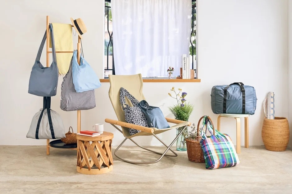 様々なデザインのNANOPLUSバッグが置かれた部屋