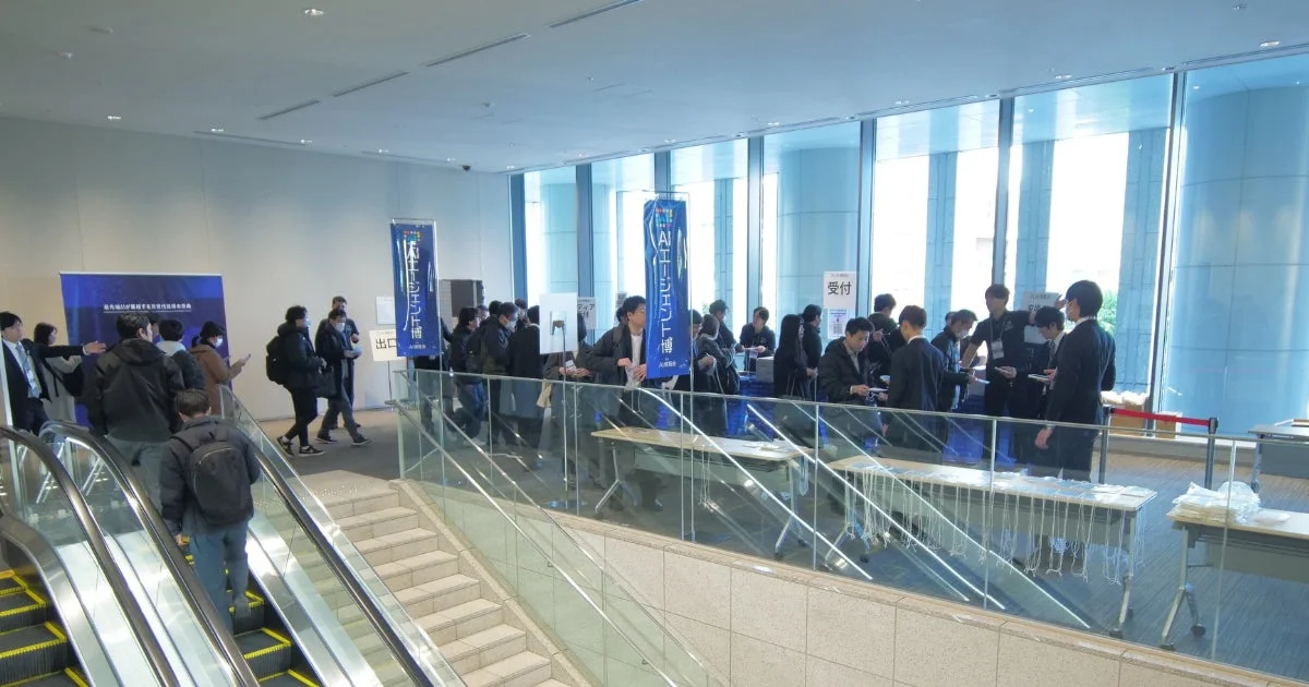 AIエージェント博の賑わう受付