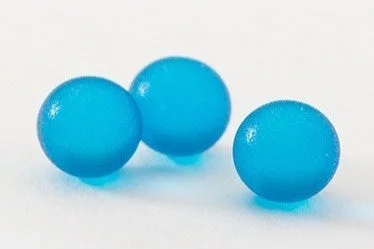 青く透明な小さな球体の画像