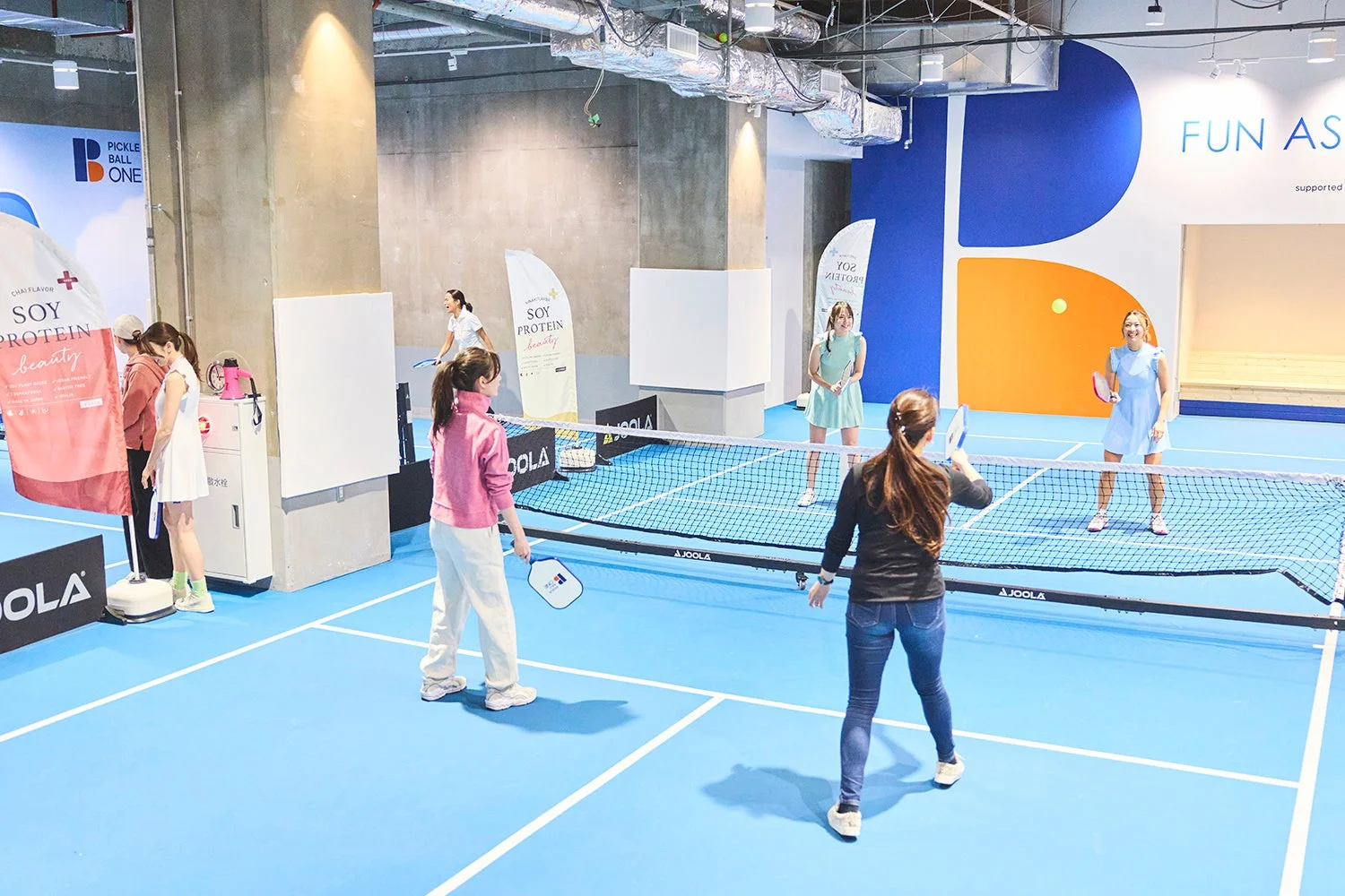 ピックルボールを楽しむ女性たち