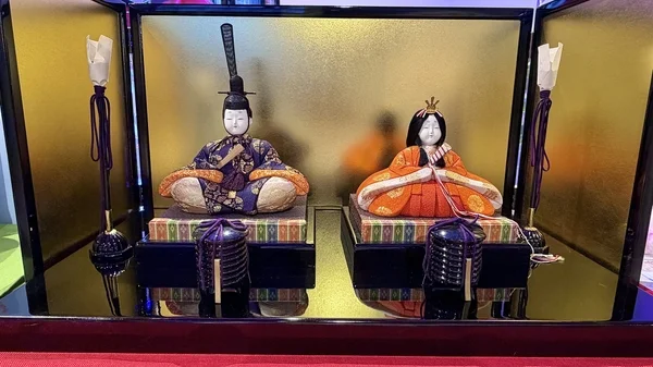 伝統的な雛人形のセット
