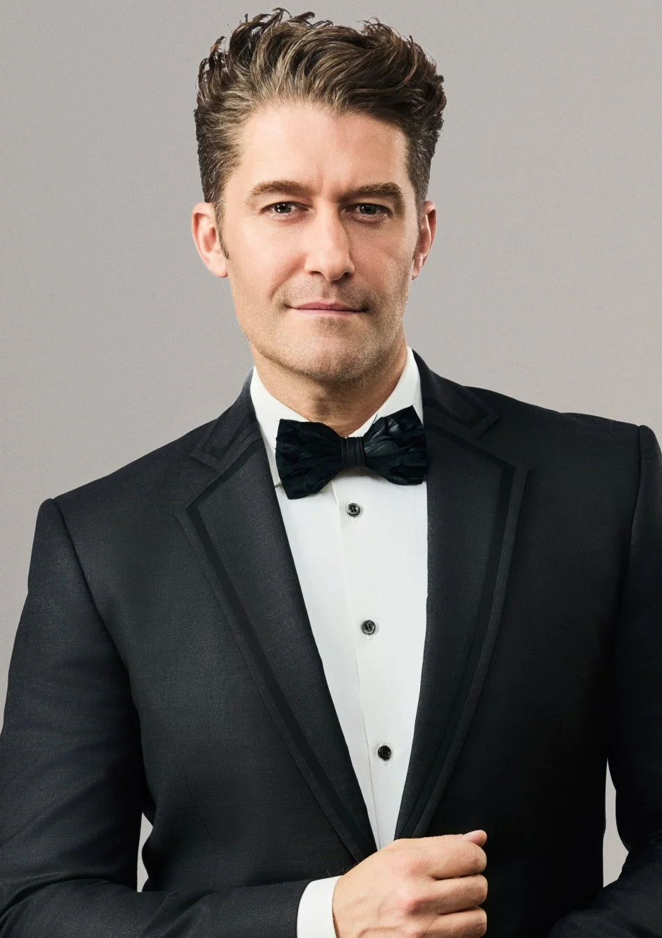 黒いタキシードを着た男性のポートレート