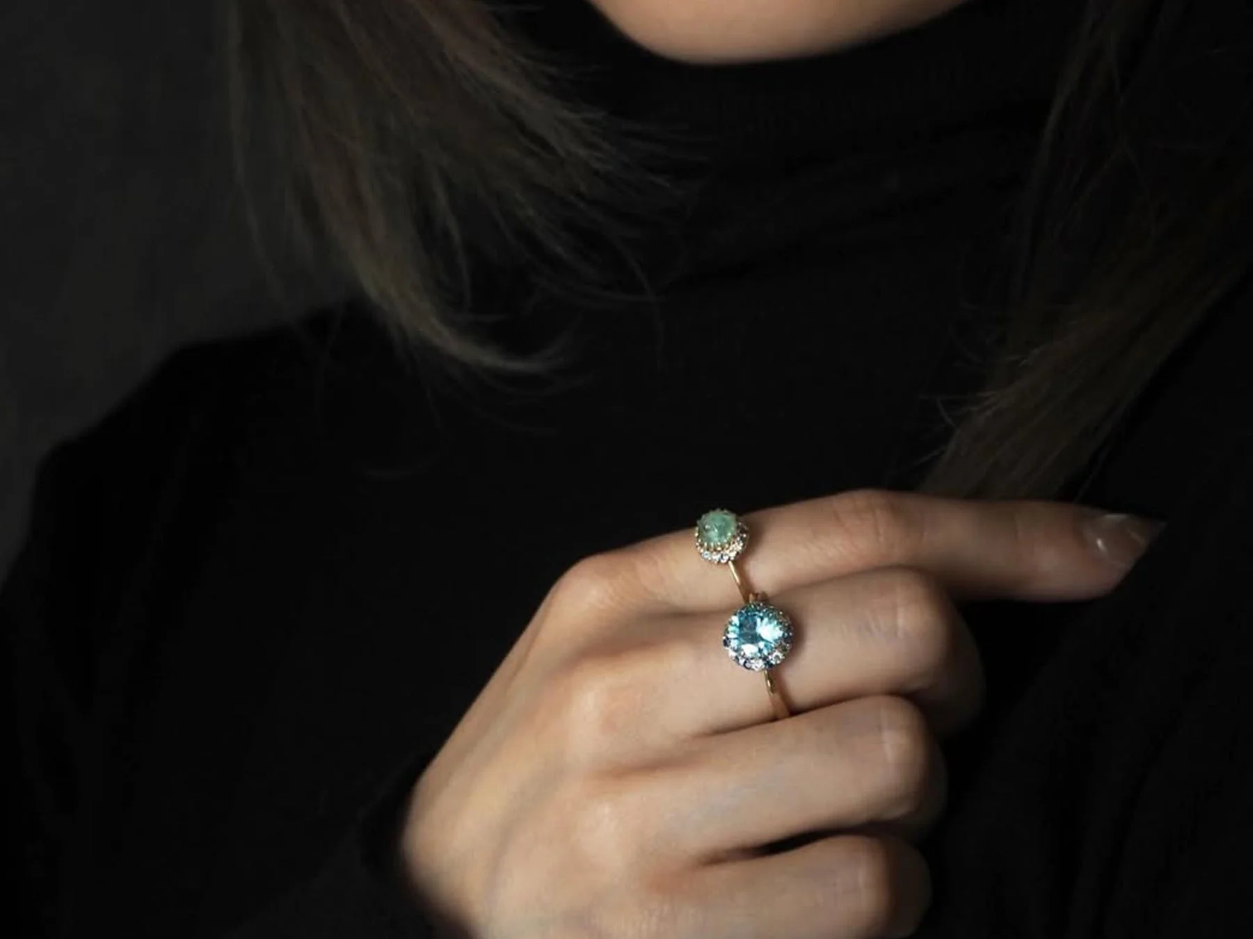 女性の手元を飾るリング