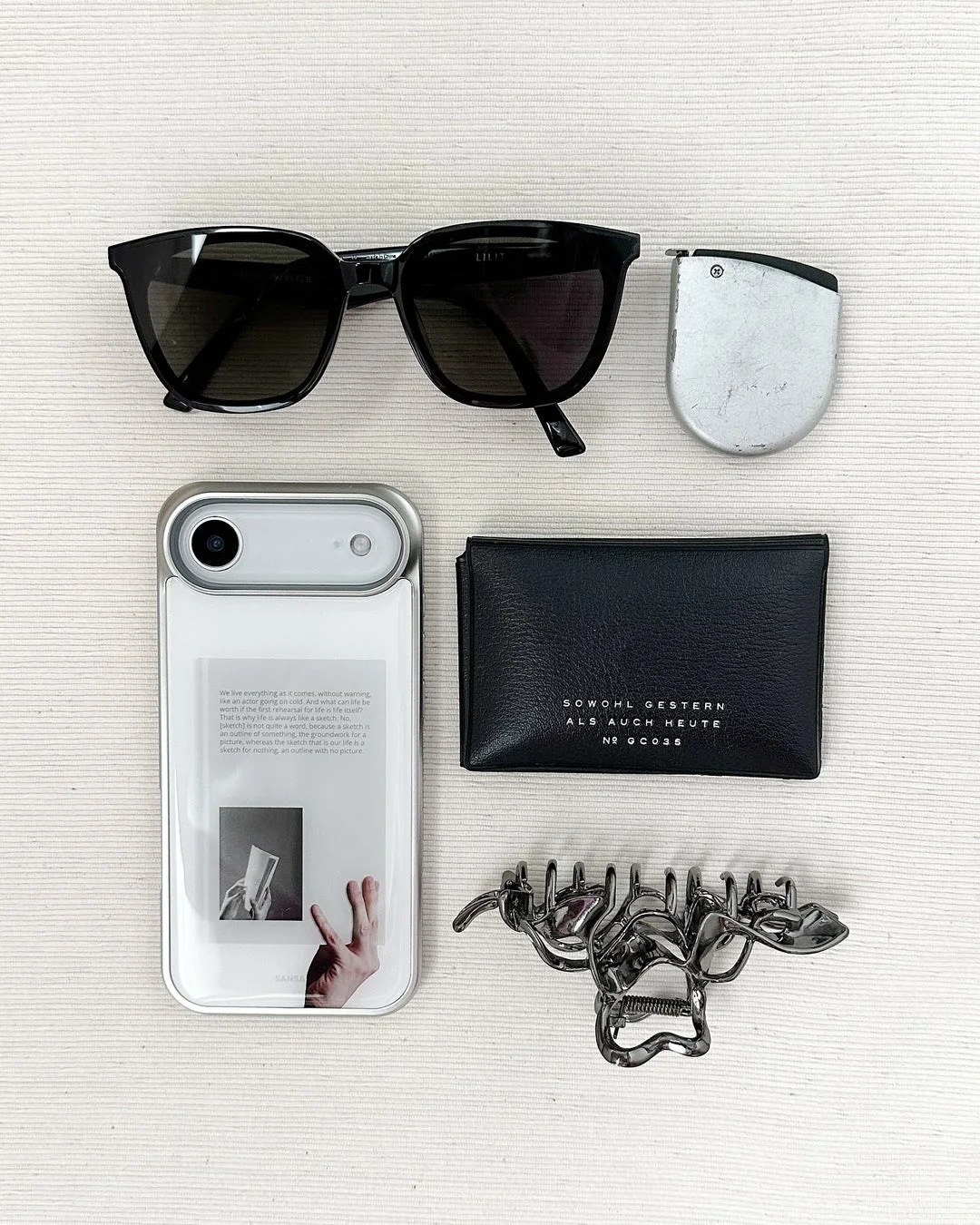 サングラスやスマホケースなどのファッション小物