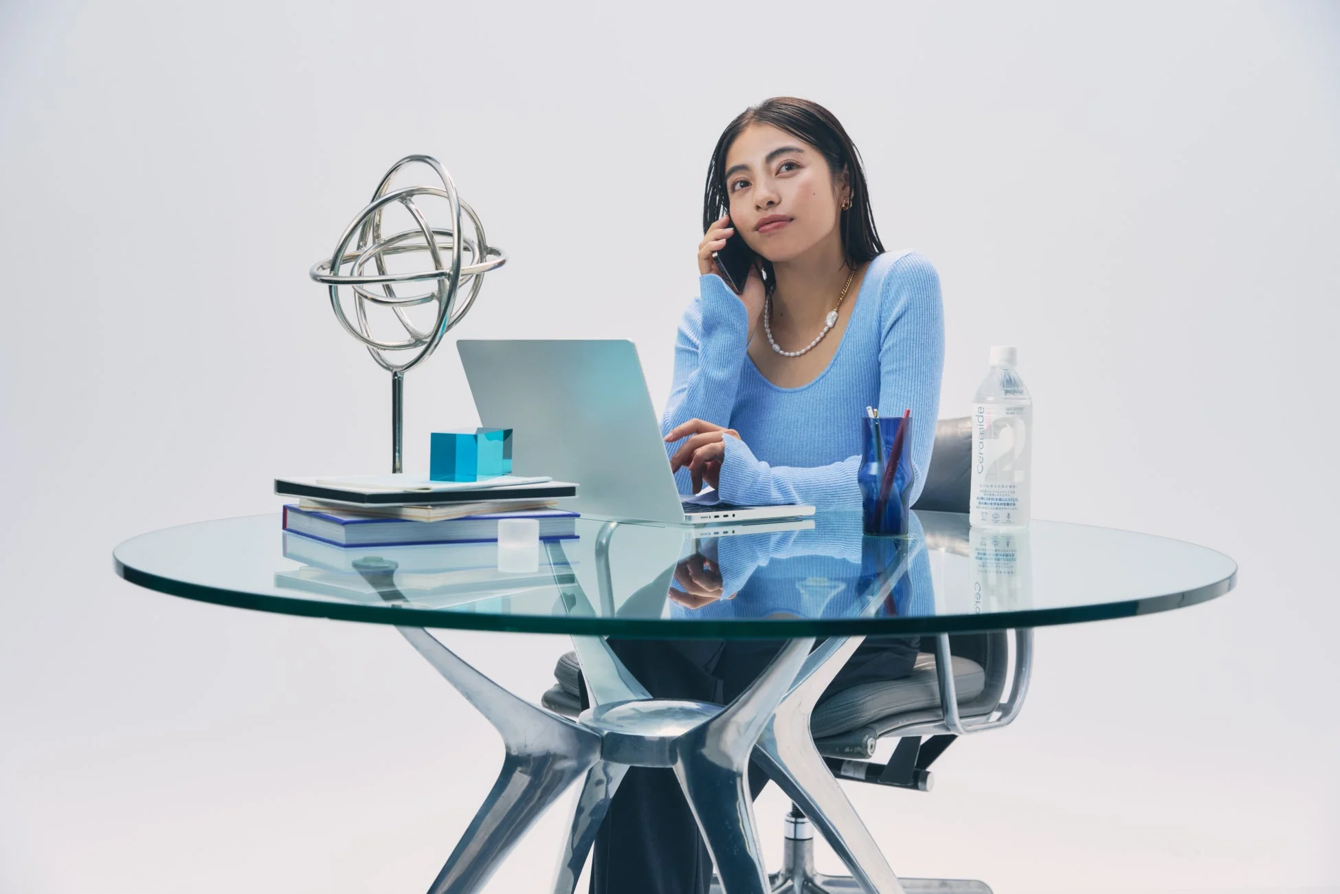 オフィスでセラミドウォーターを飲む女性