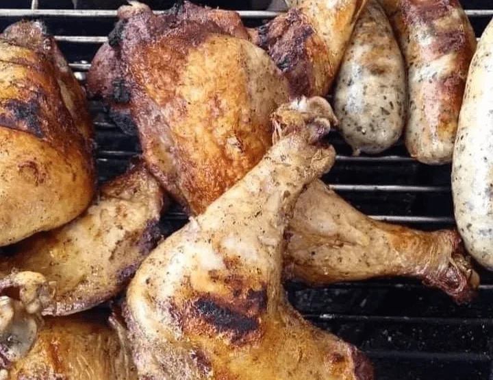 バーベキューグリルで焼かれる鶏肉とソーセージ