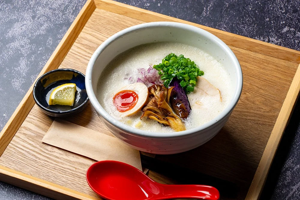 木製トレイに盛り付けられたラーメン