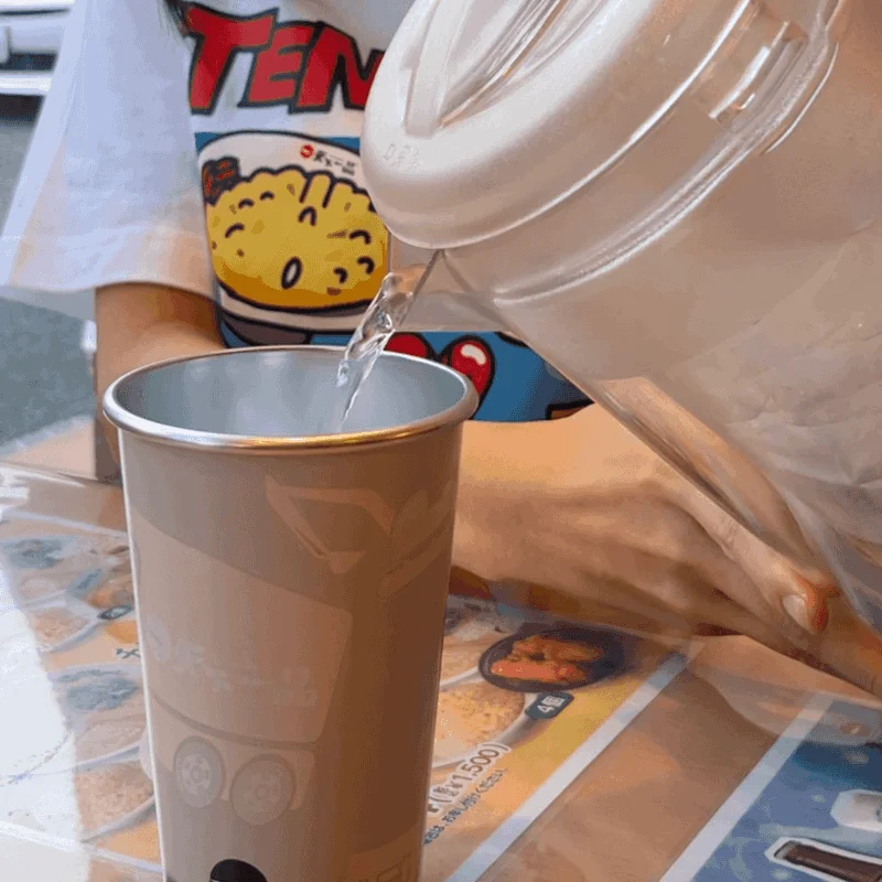 色が変わるタンブラーの使用イメージ