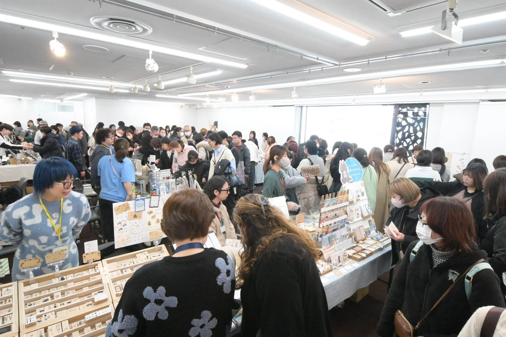 多くの人々で賑わうイベント会場