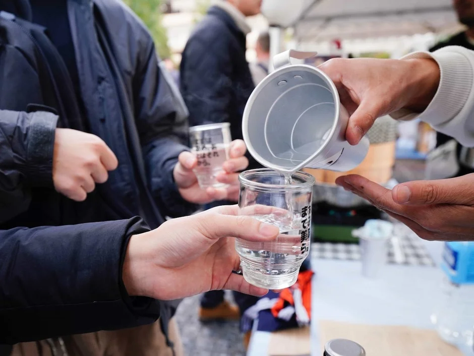 グラスに注がれる焼酎