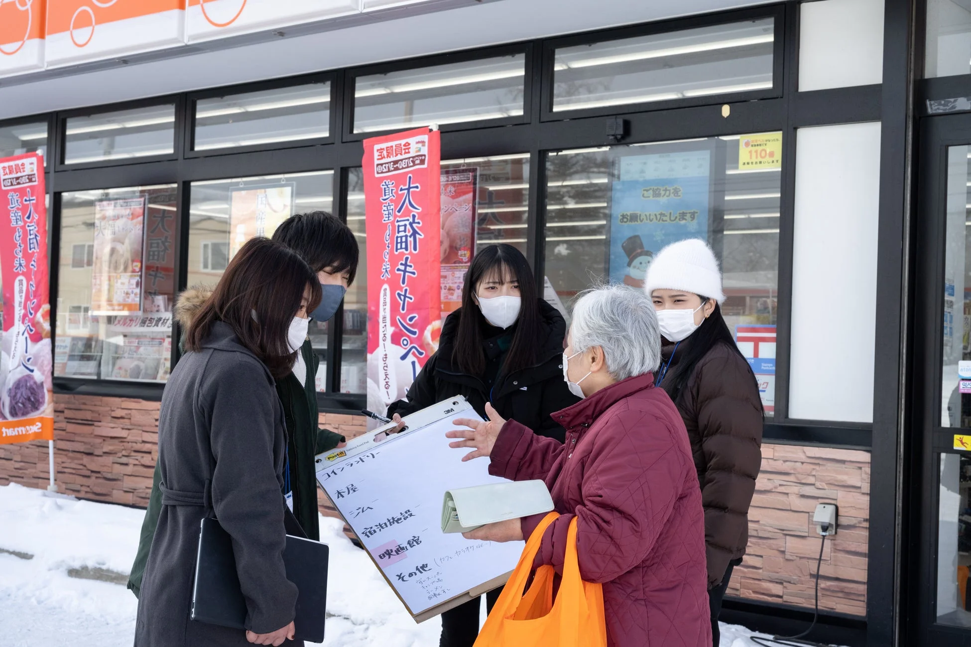 店先で調査する学生たち