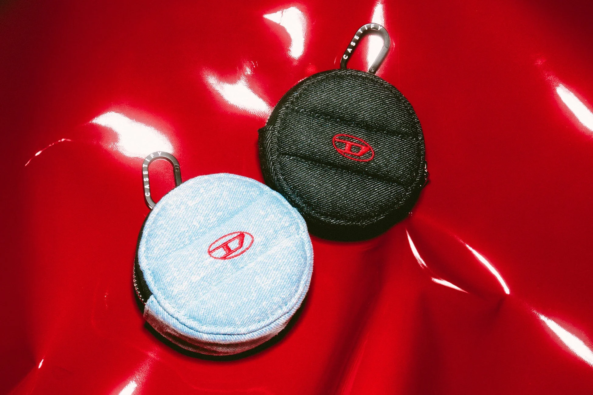 DIESELロゴ入りデニム素材の丸いポーチ2つ