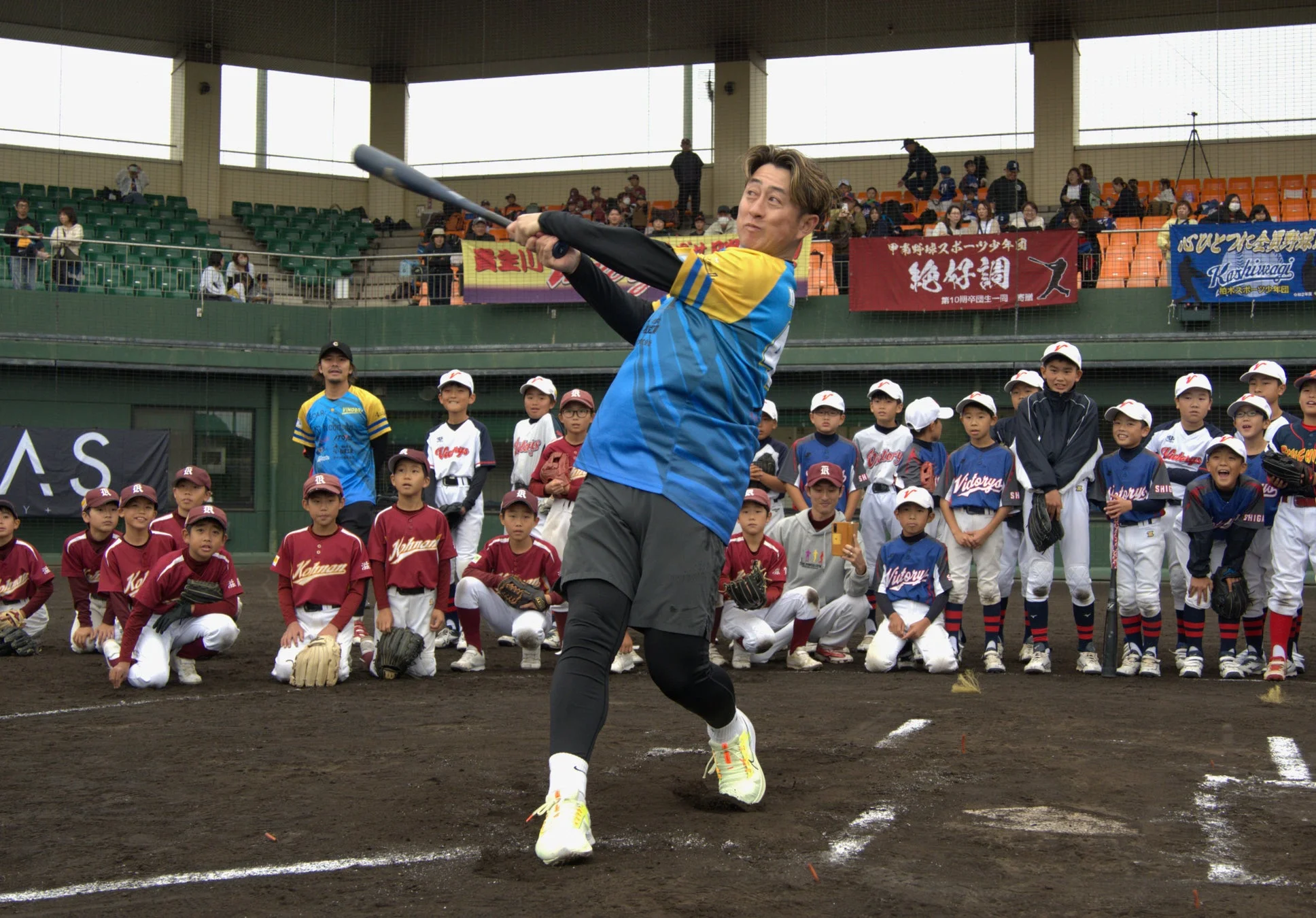 少年野球のバッティング指導の様子