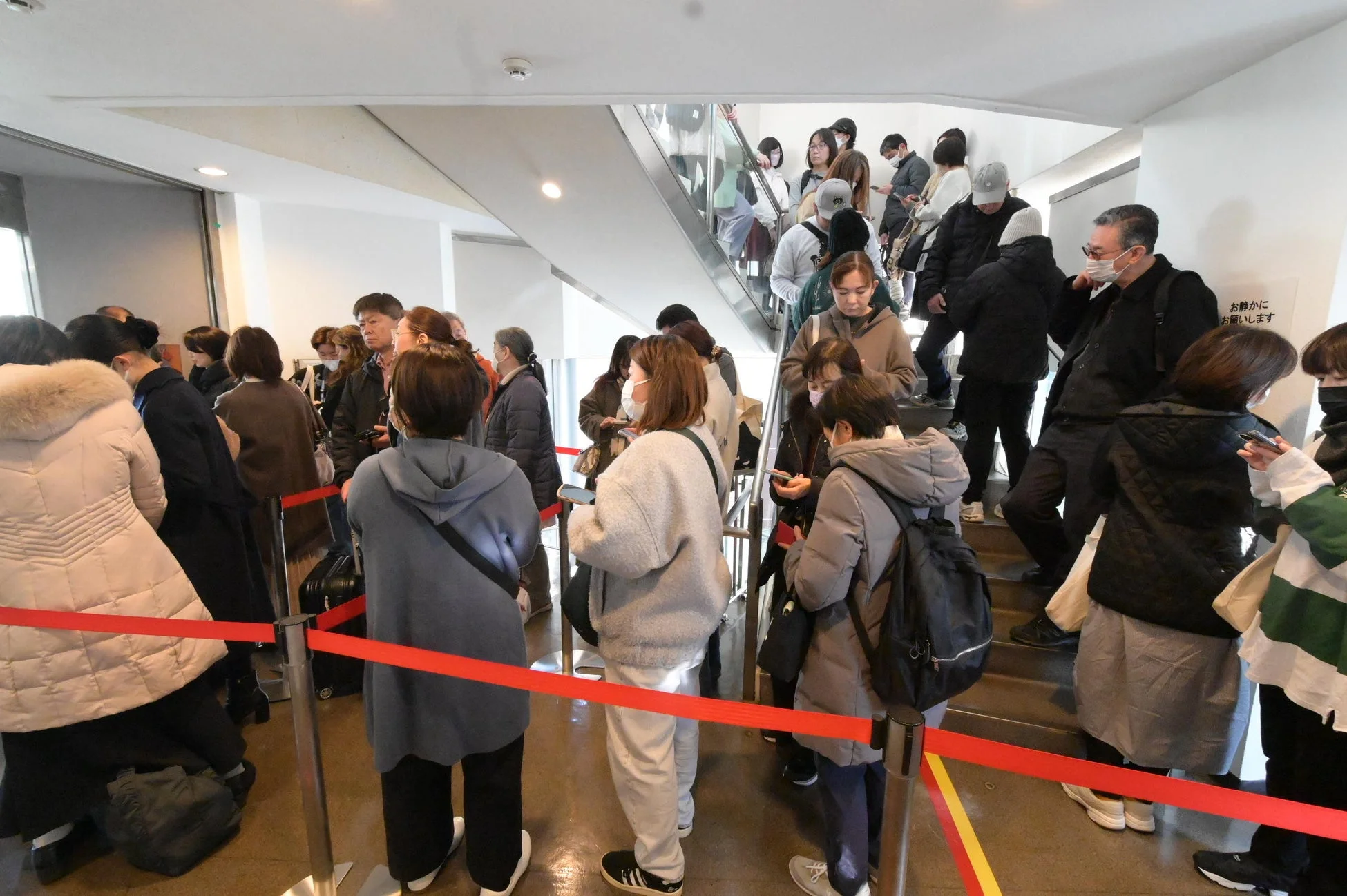 入場を待つ来場者の列