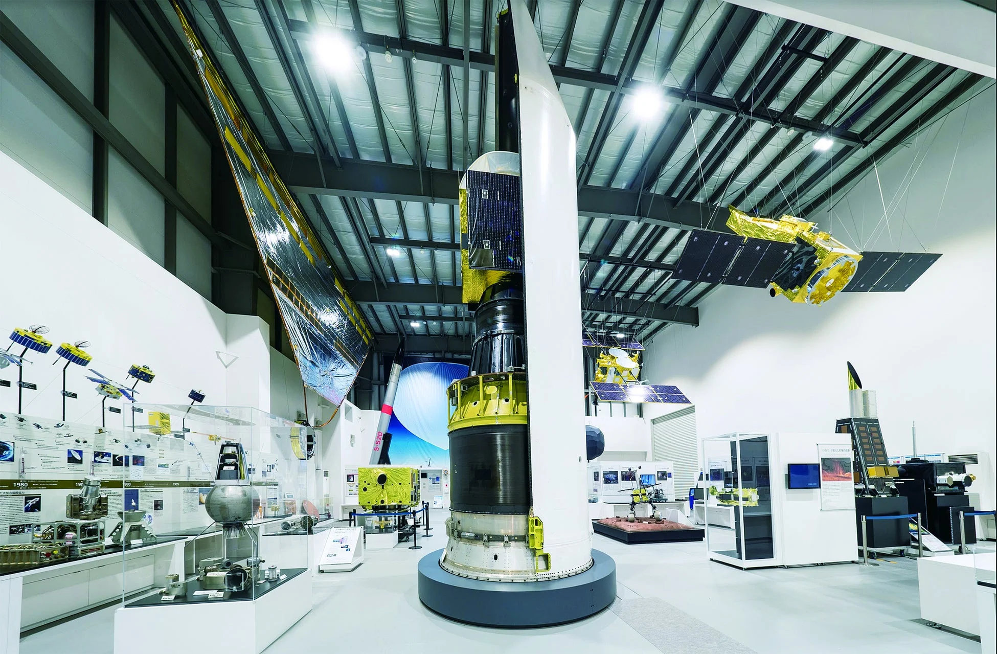 宇宙開発の歴史と技術を紹介するJAXA相模原キャンパス交流棟の展示空間