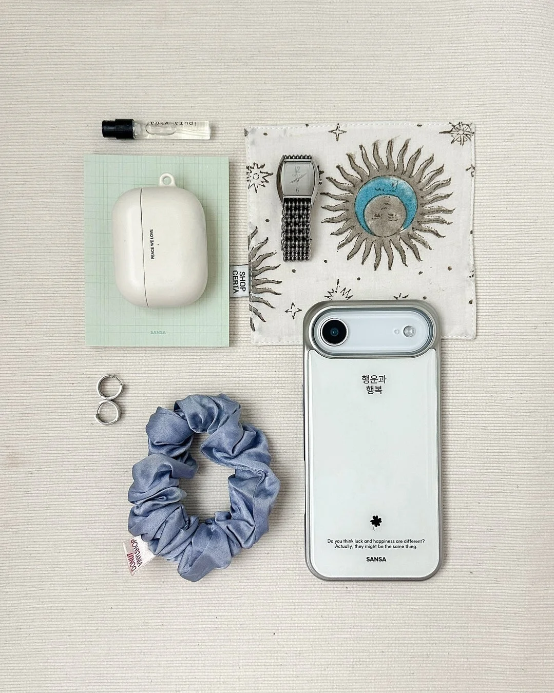 イヤホンケースや時計などの小物