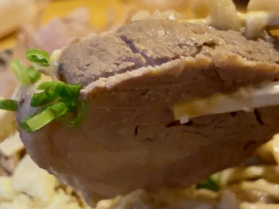 箸で持ち上げられた肉の塊