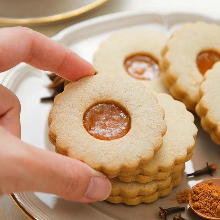 クッキーを摘まむ手