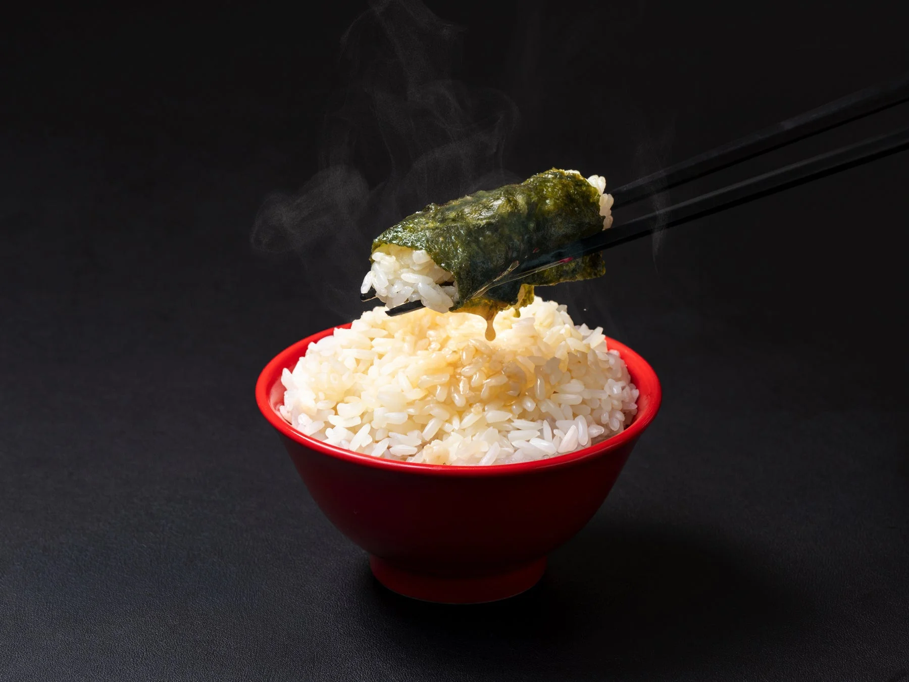 ご飯に海苔を巻く様子