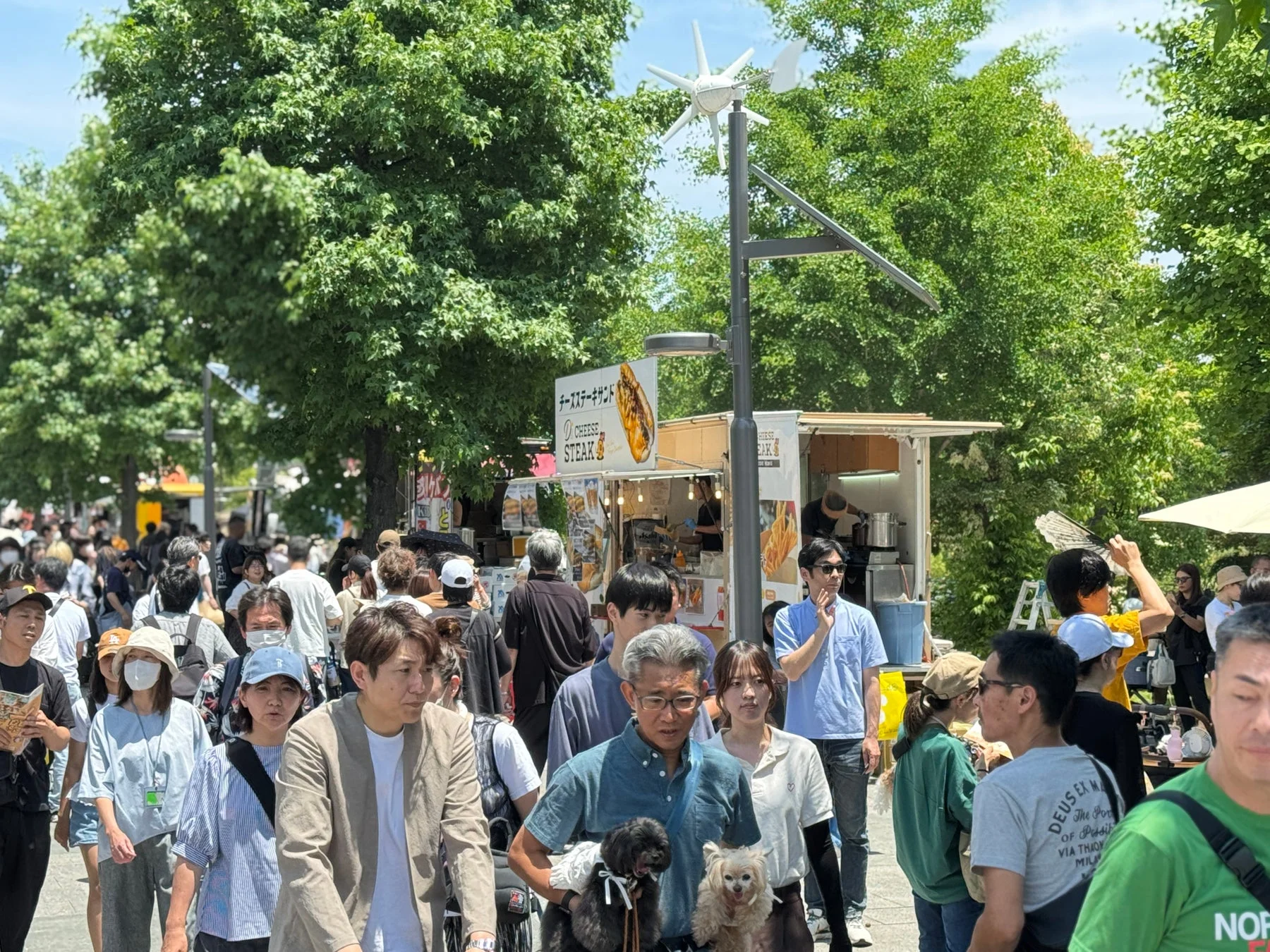 フードトラック、賑やか