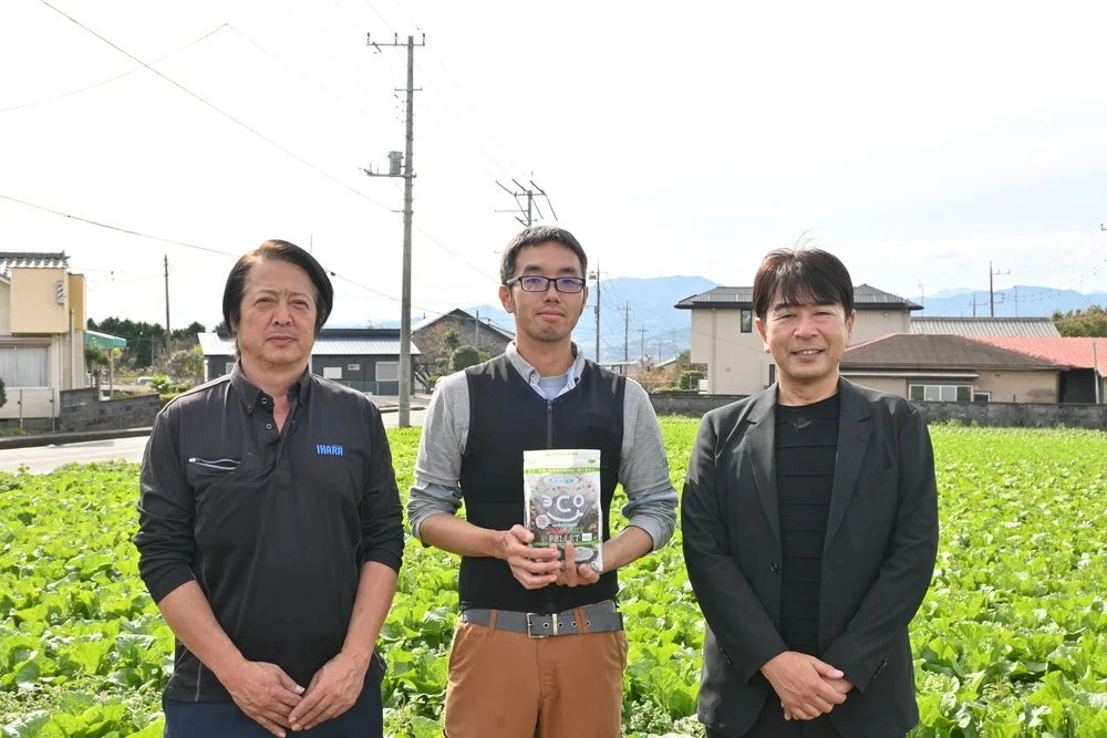 緑豊かな畑に立つ3人の男性