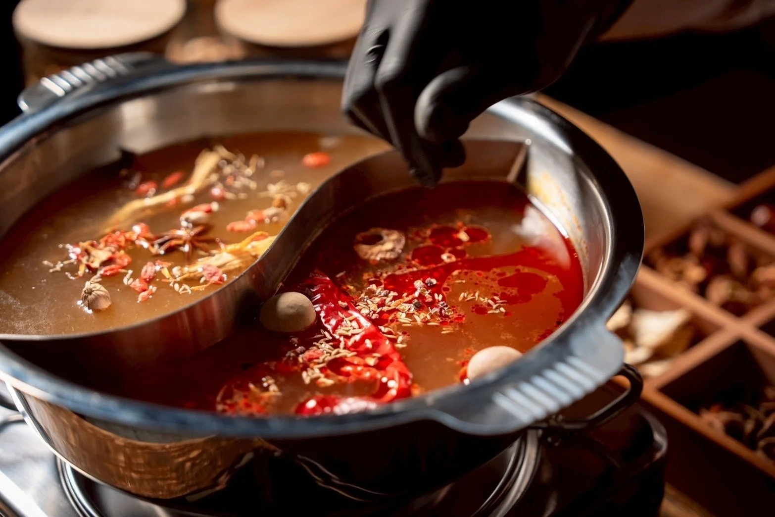 薬膳スープにスパイスを入れる様子