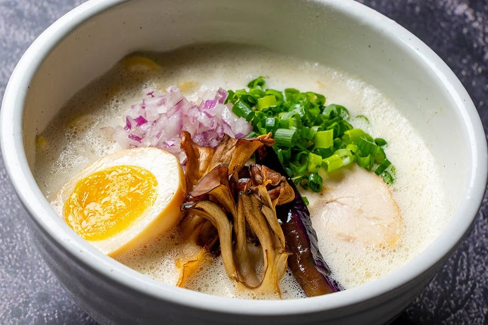 泡立った白いスープのラーメン