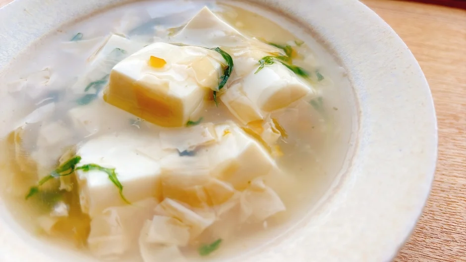 ゆばと豆腐の入ったお吸い物