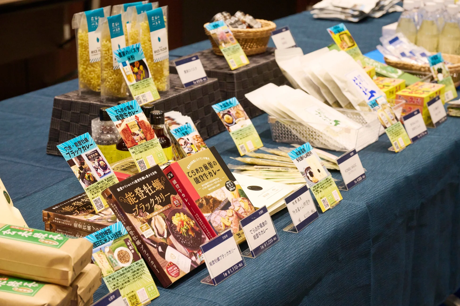 能登の特産品が並ぶ復興マルシェの様子