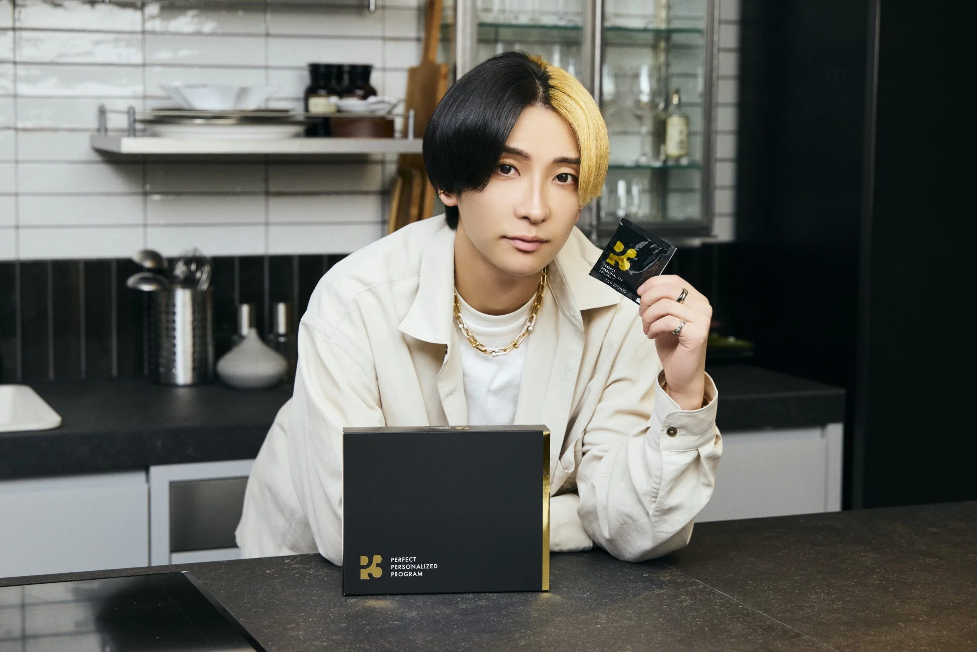 P3製品パッケージを持つ男性