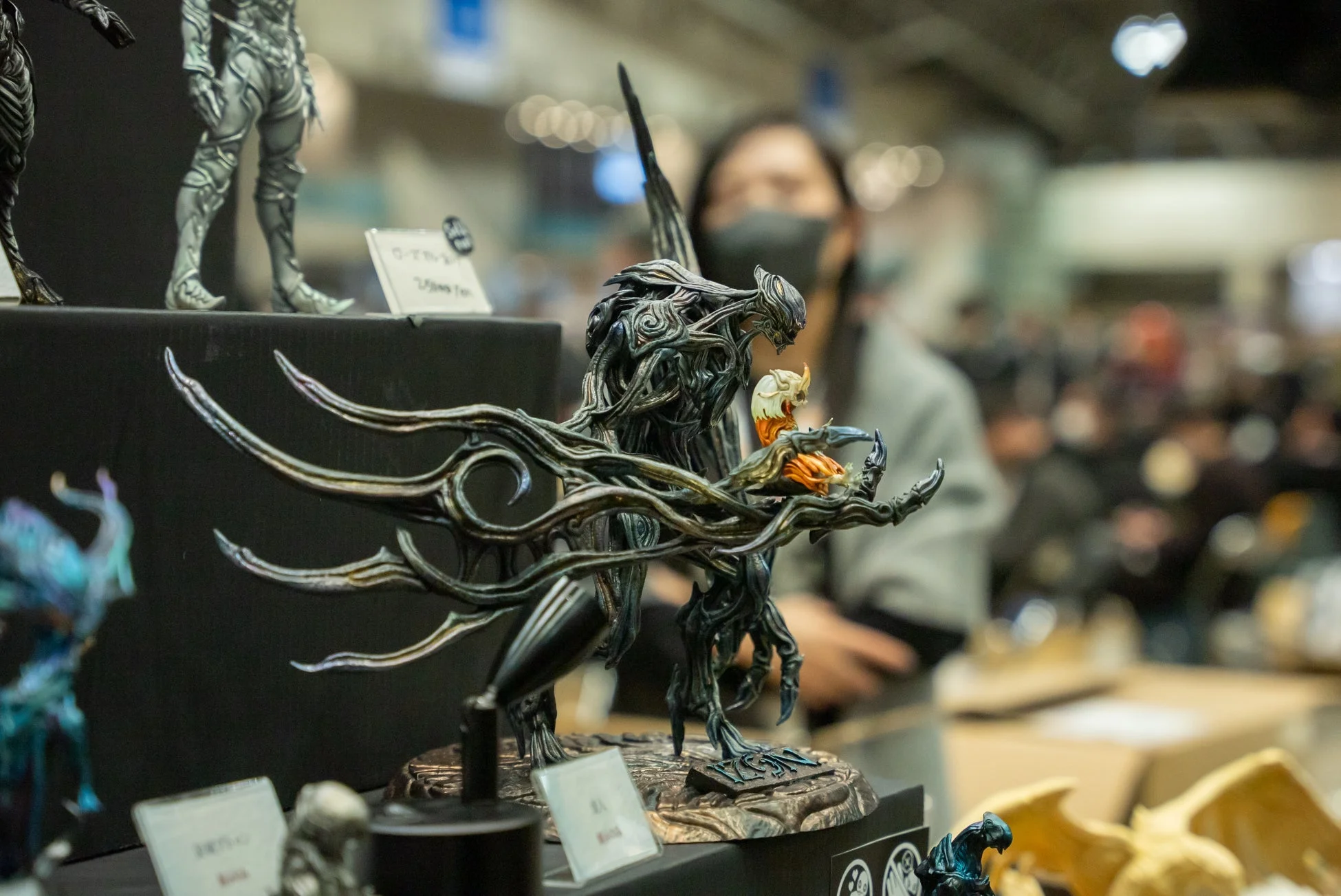 展示されている複雑なデザインのフィギュア