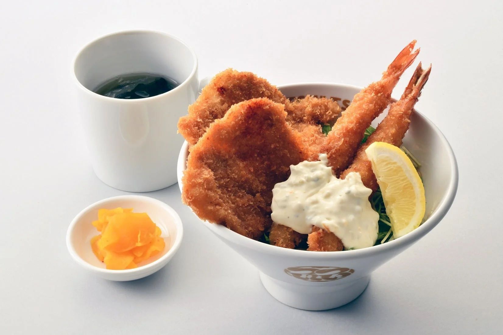 エビフライとカツの丼の画像